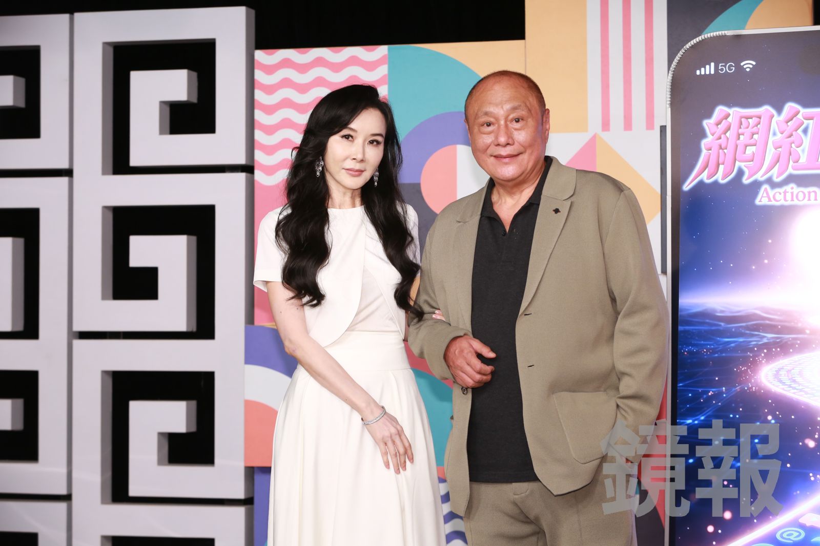 導演伍宗德(右)之前與蕭薔一起出席記者會。李鍾泉攝