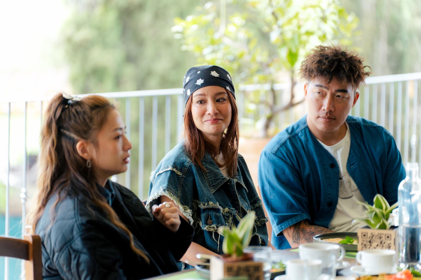 郭泓志、莎莎暖心安慰吳映潔（左）場面溫馨。好看娛樂提供