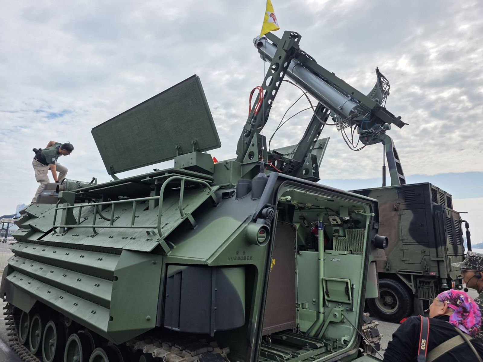 陸戰隊AAV7掃雷車首次曝光 一枚除雷火箭爆震可讓7公里內民眾有感