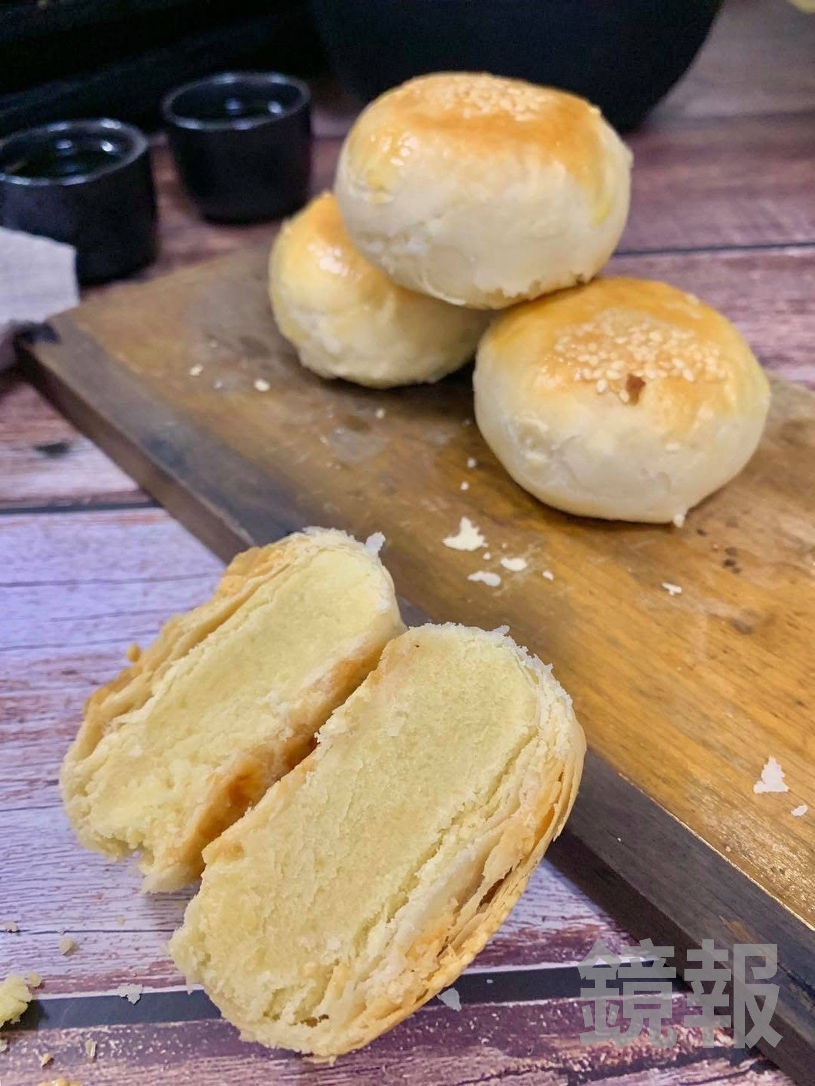 刷過蛋汁再烤的「綠豆凸」,皮更脆口,嘗得到芝麻和奶油香氣,甜度恰到好處。(35元/個)