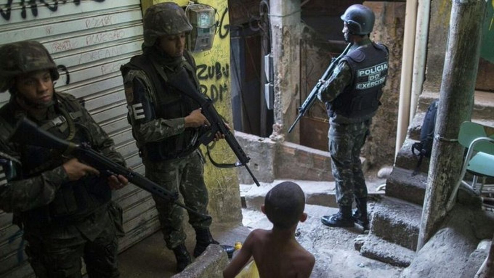 震撼影片!巴西大規模緝毒 2500警力與毒梟激戰釀64死