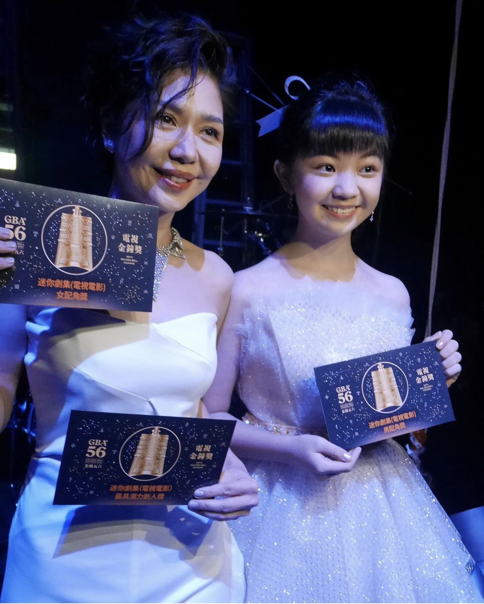 吳以涵(右)曾搭檔「媽媽」于子育到金鐘獎頒獎。翻攝IG@wuyihan_1209