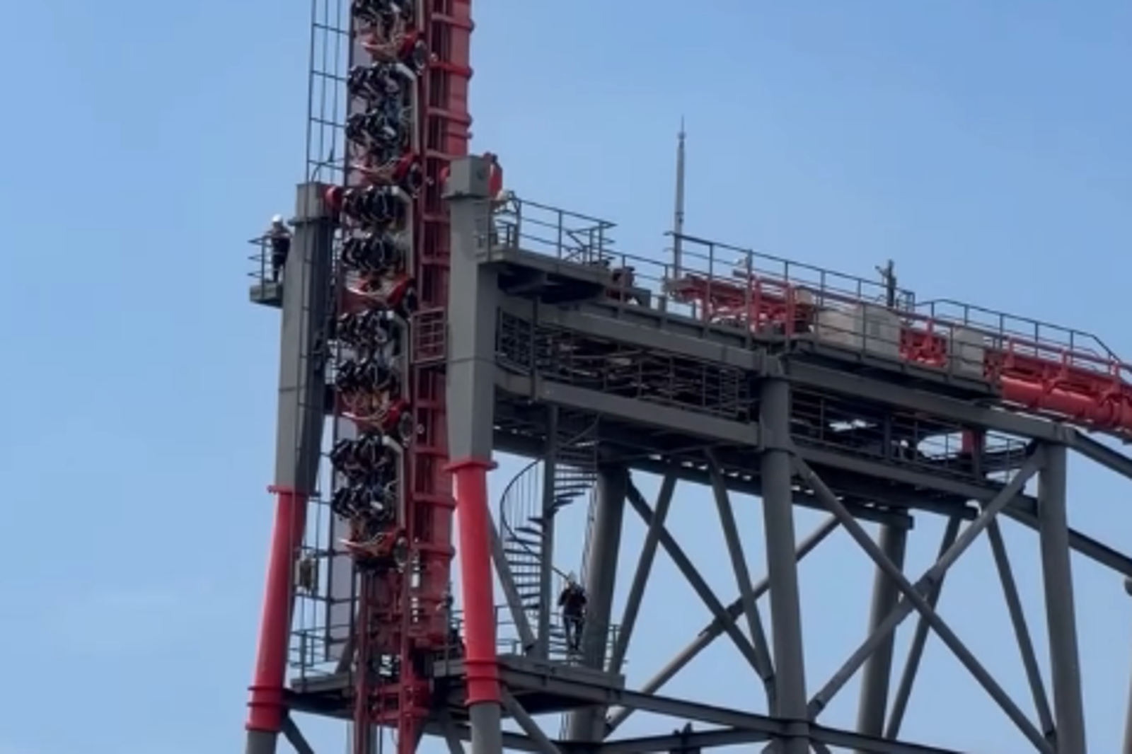 麗寶「搶救地心」斷軌雲霄飛車突停下!20人卡12層樓高 園方:早明確告知遊客