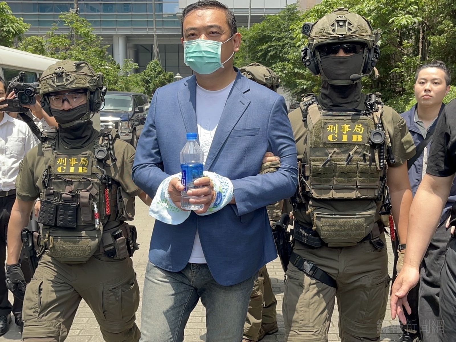 快訊／假釋撤銷將入監！「威震集團」吳明達再涉恐嚇　雙手上銬移送新北檢