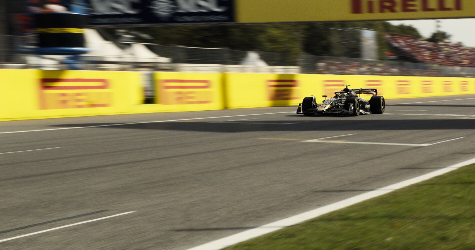 《F1電影》是影史首部在F1正式大獎賽期間同步拍攝的電影。華納兄弟電影提供