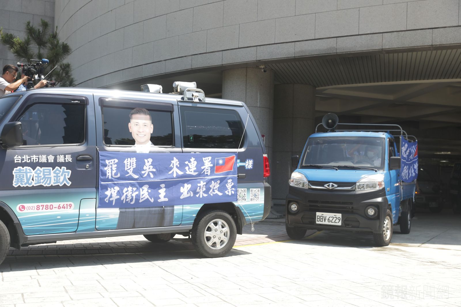 國民黨台北市議會黨團啟動12區車隊掃街，宣傳罷免「雙吳」連署。（圖／林煒凱攝）