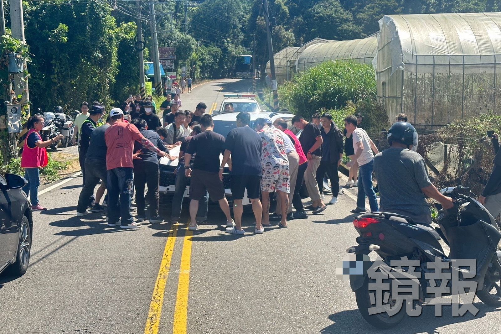 國慶連假最暖一幕!重機騎士出遊衝谷關遭撞受困 警民20多人合力抬車救援