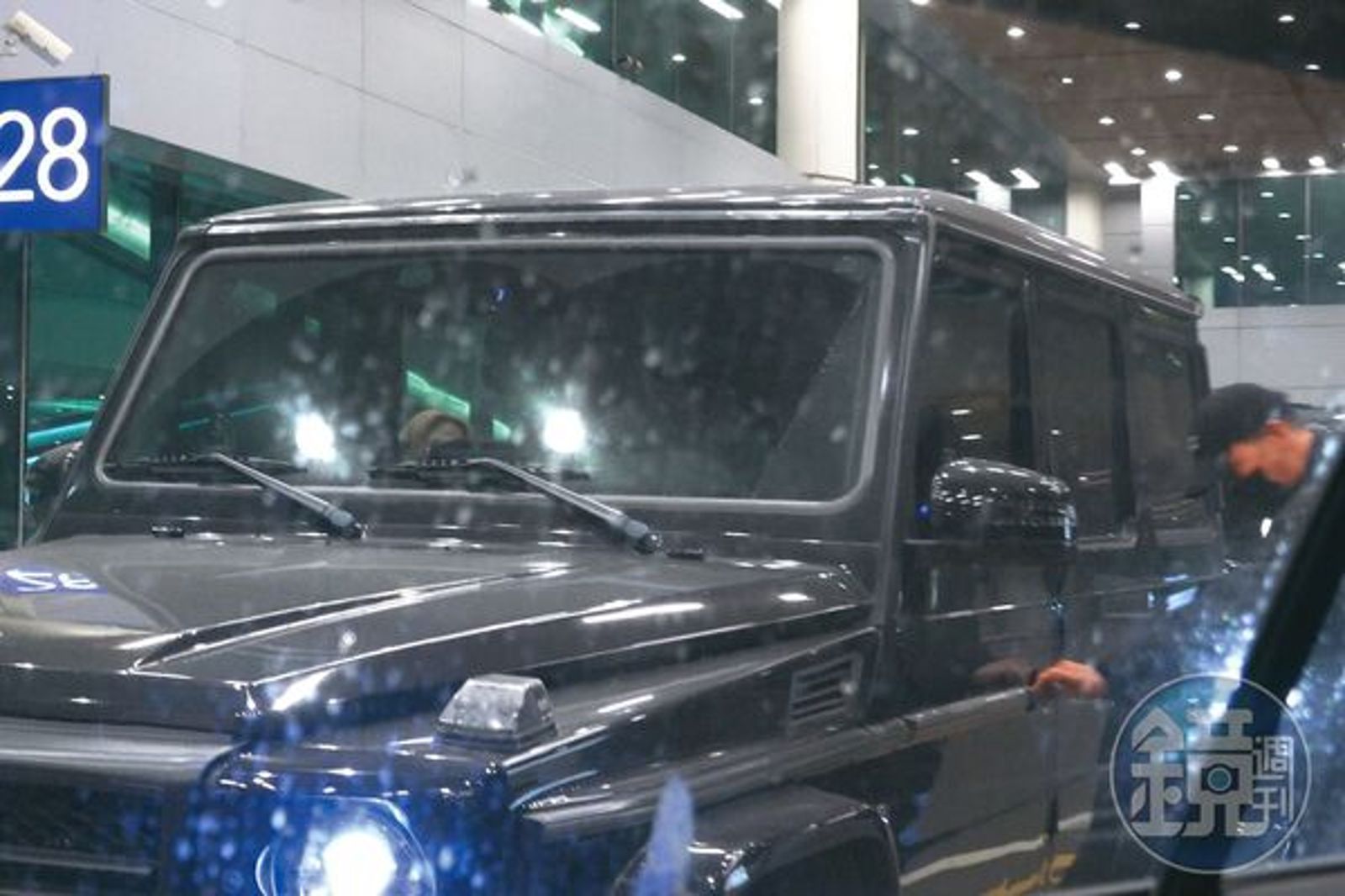 凱文接機蔡瑞雪，全身黑加上黑色口罩相當謹慎。翻攝《鏡週刊》