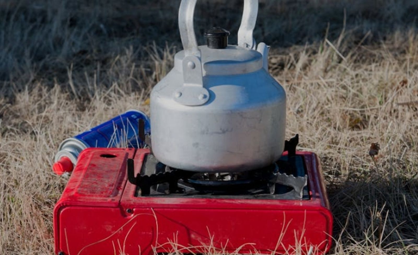 聚餐「卡式爐卻爆炸」金屬碎片插進大腿 消防示警1使用禁忌:威力堪比手榴彈