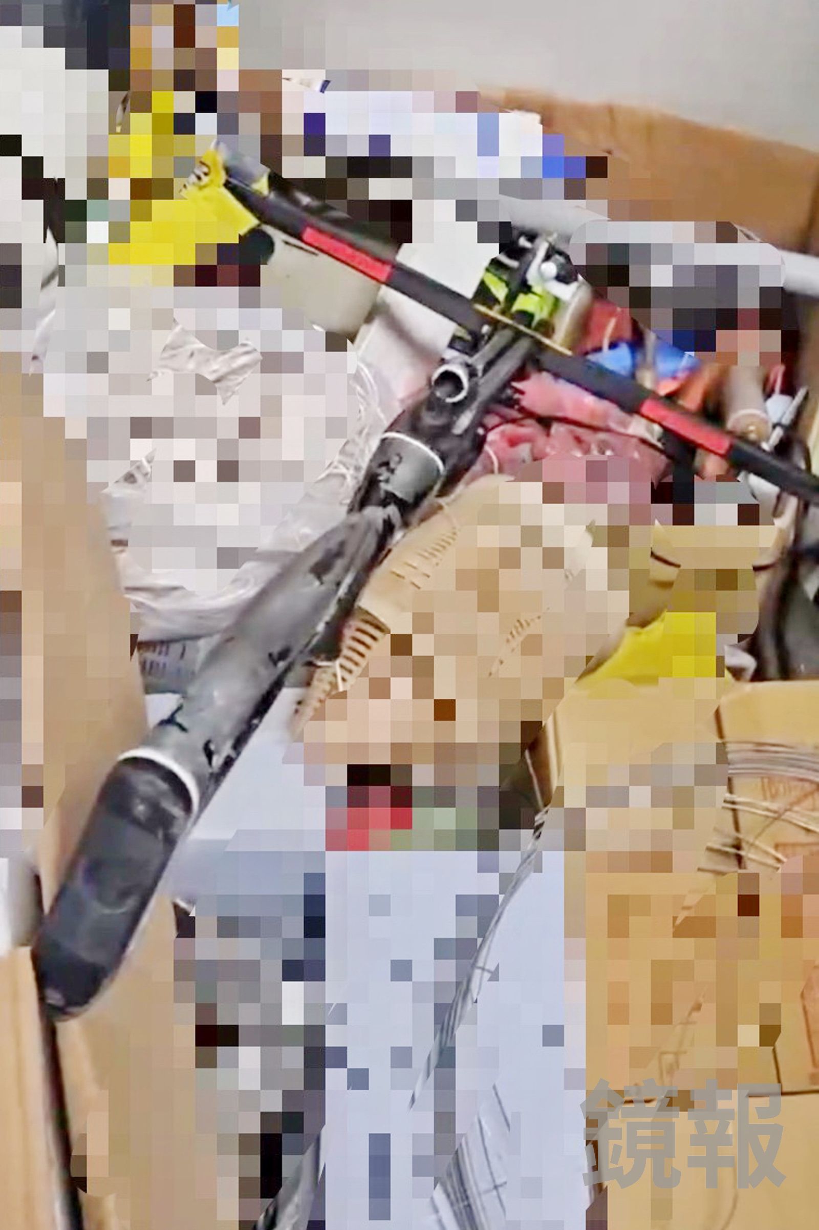 警方在黃男住處查扣犯案用的十字弓。民眾提供