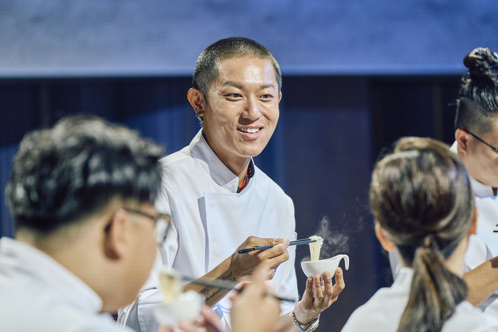 主廚張楷奕帥氣外型掀起話題。華視提供