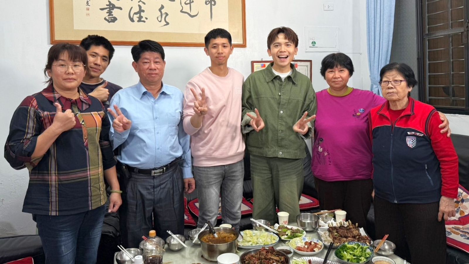 黃豪平（右3）擔任《誰來晚餐16》來賓。公共電視提供