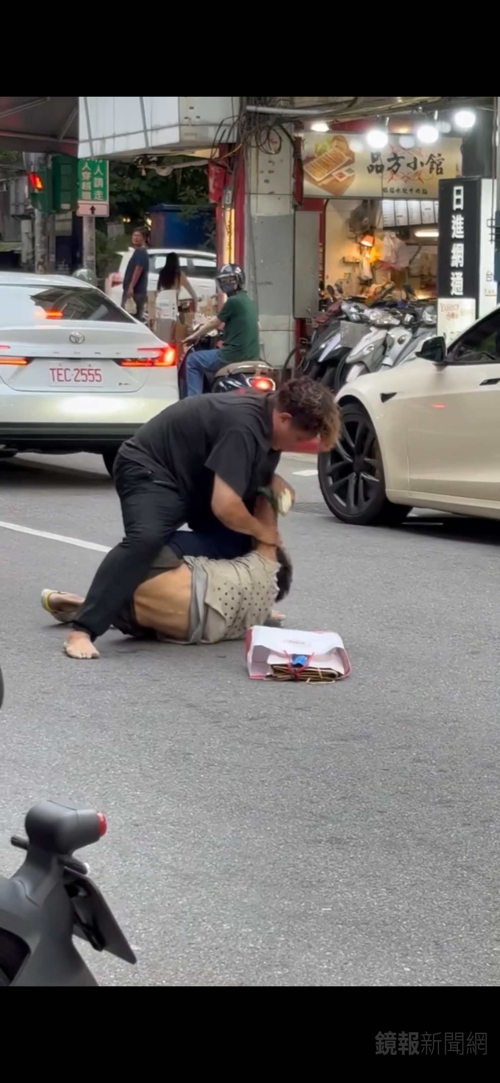 2人從人行道一路打到車道上。網友0.09_ab授權提供