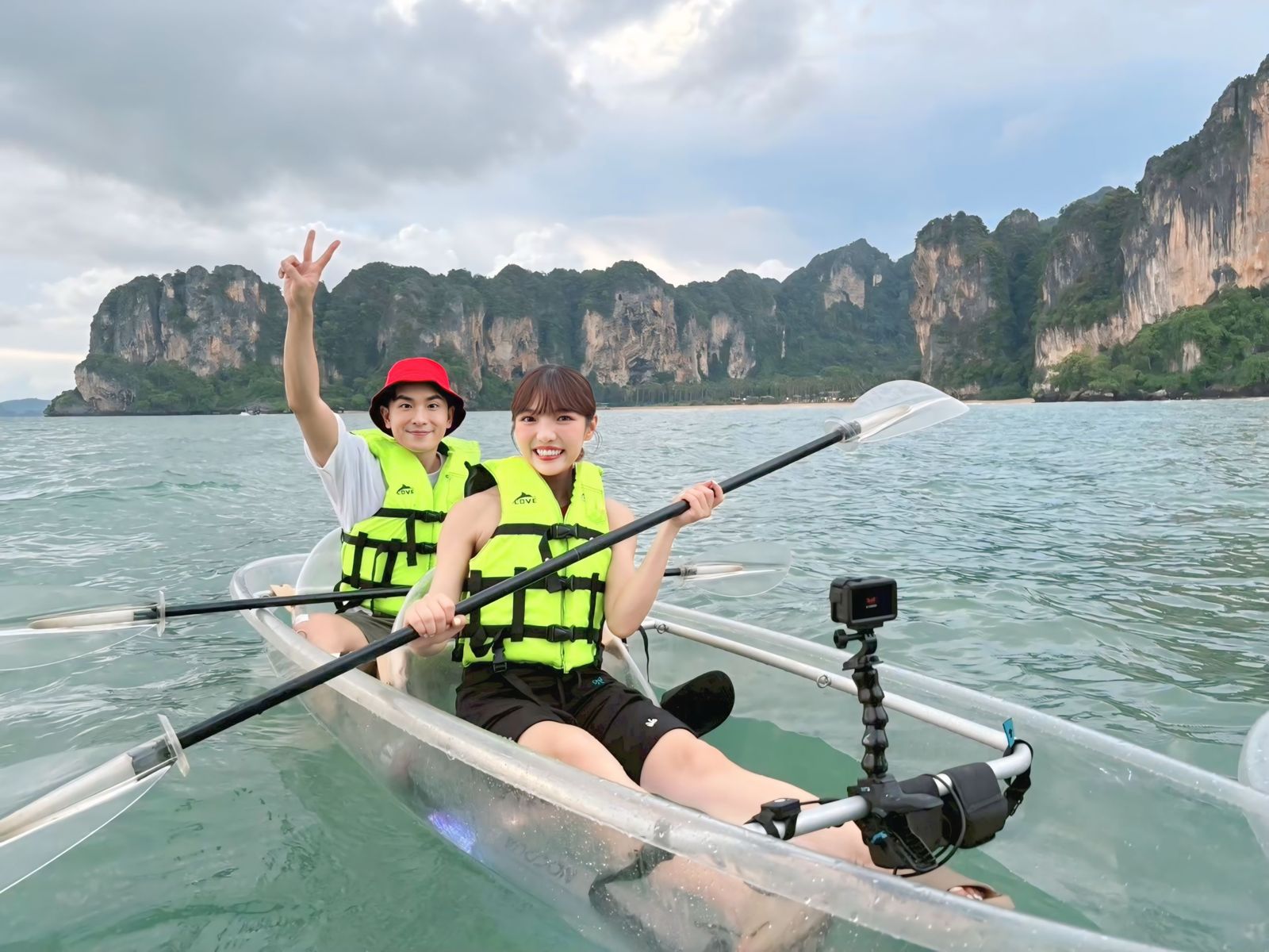 何美、陳謙文體驗夜間透明獨木舟。三立提供