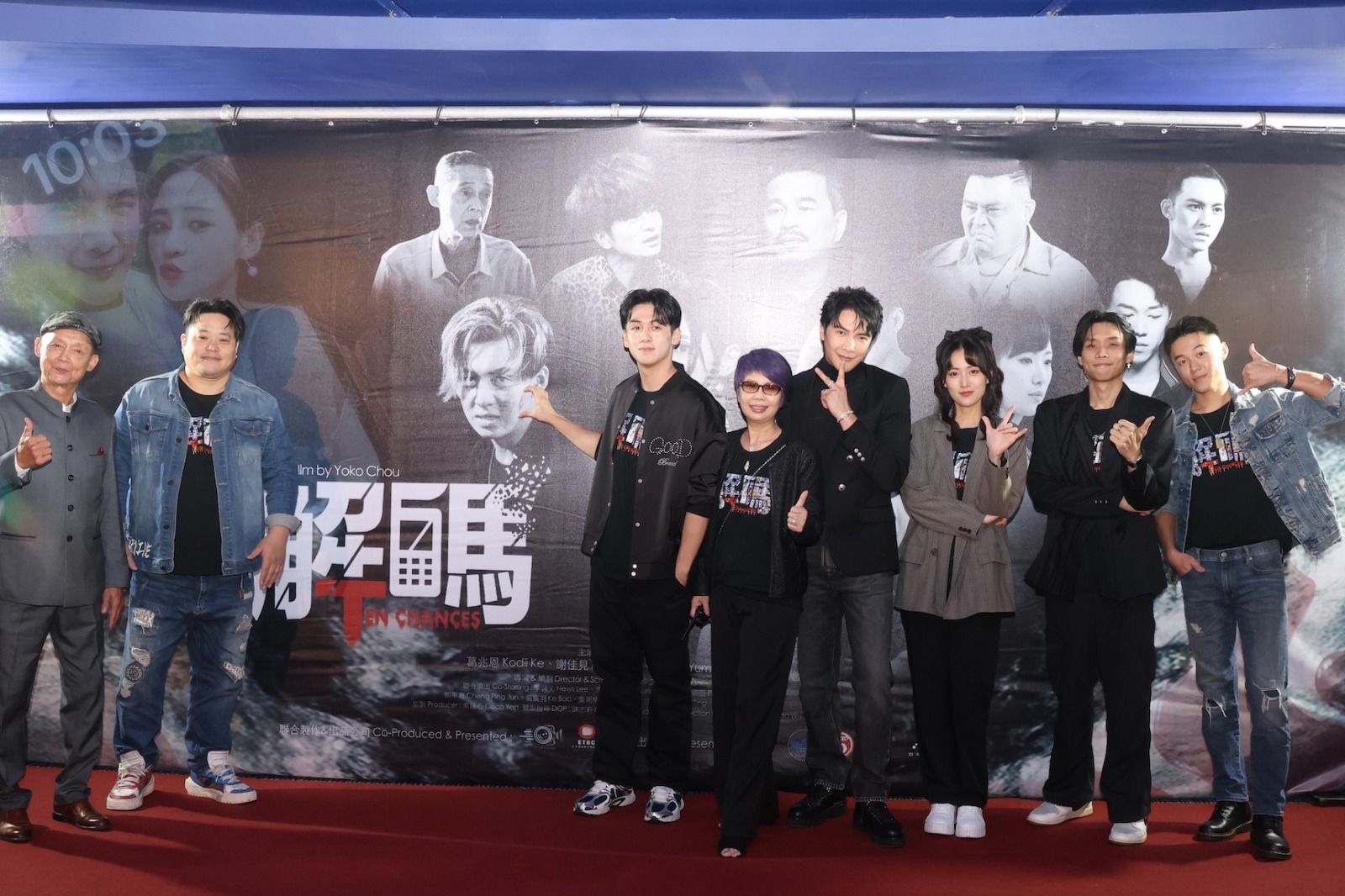 電影《解碼》導演周學立率領謝佳見、鄭平君、吳震亞、葛兆恩、葛宸羽、游書庭等演員出席首映。謝佳見提供