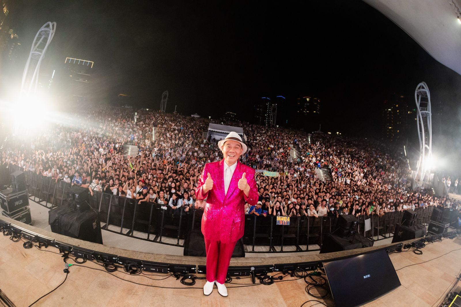 陳雷一身粉紅西裝。三立提供