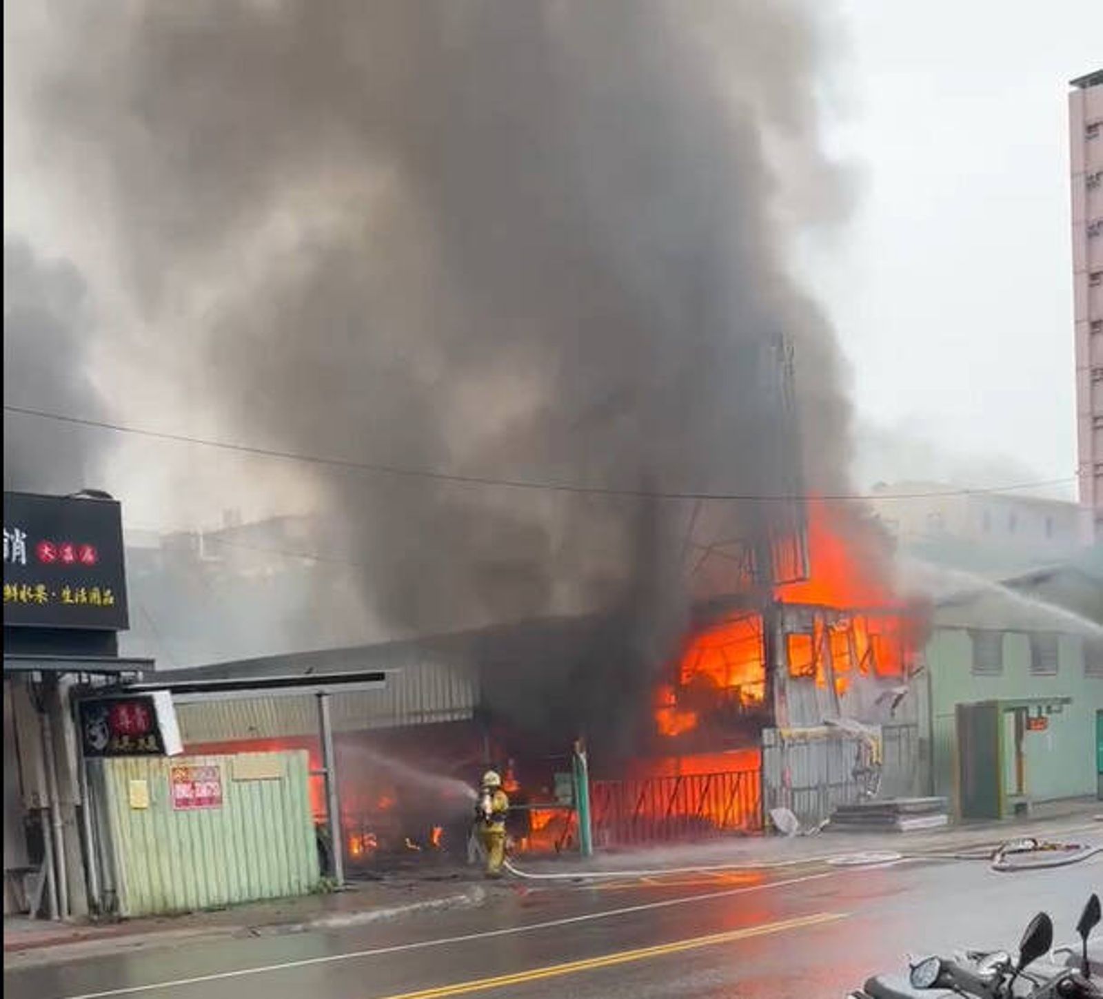 高雄三民區寶珠里里長服務處陷火海　火勢蔓延濃煙滾滾居民心有餘悸