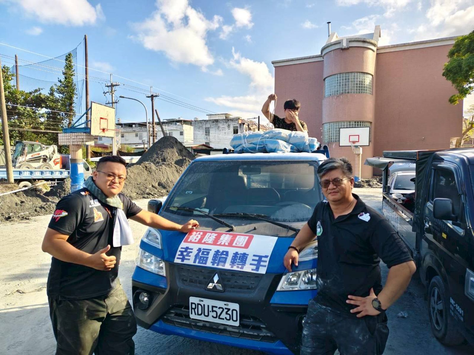 裕隆調度集團旗下格上租車提供貨車及運轉手，載著水電師傅及重工具，前進光復鄉災區協助恢復水電。圖／裕隆