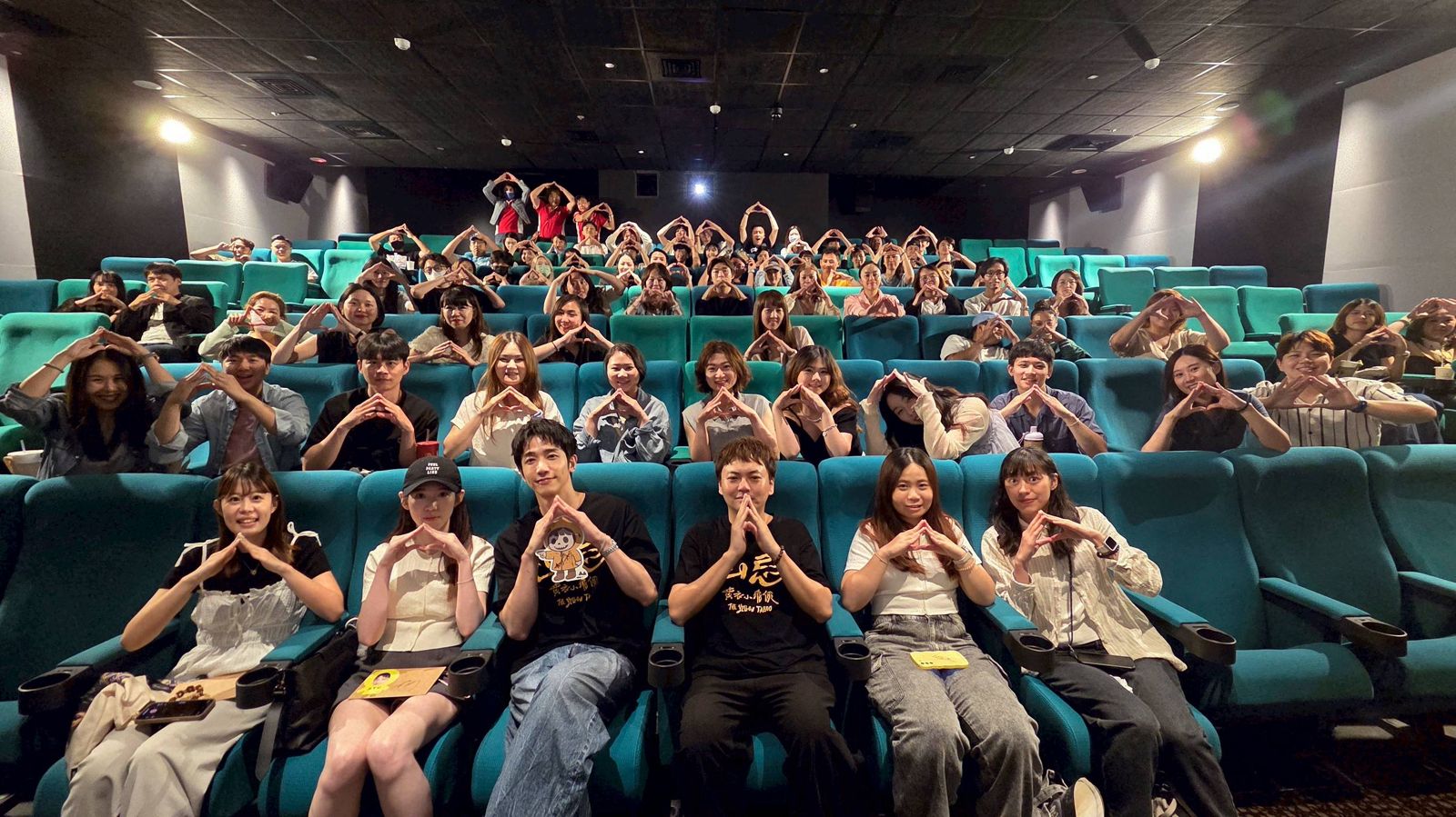 劉以豪（左三）勤跑《山忌 黃衣小飛俠》映後見面會。威視電影提供