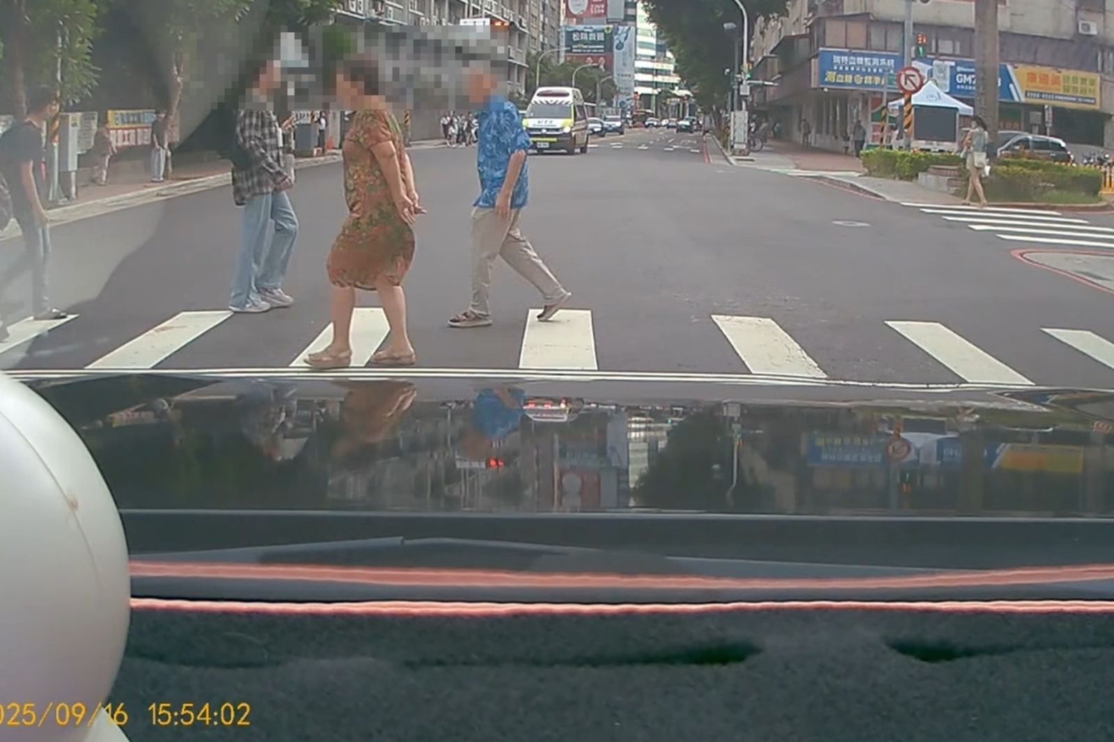 救護車地獄！行人過馬路「沒人禮讓」　駕駛按喇叭下秒遭瞪