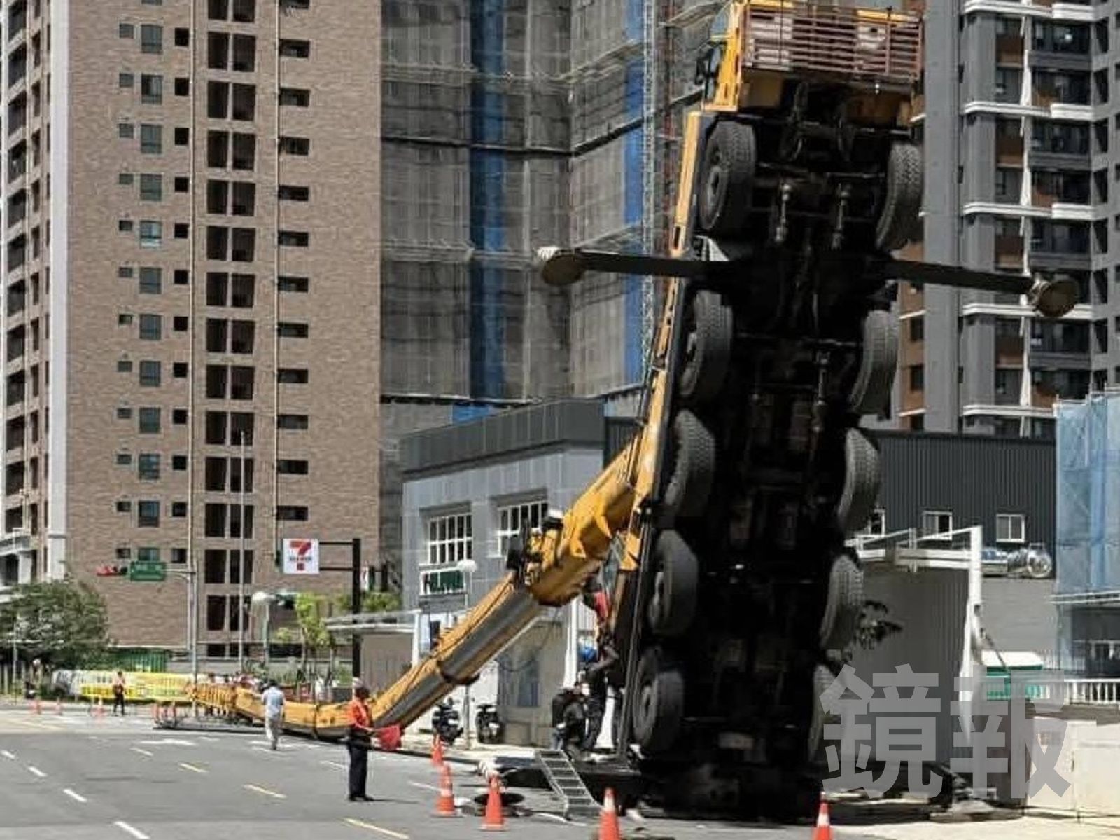 快訊／桃園龜山工地突爆意外！40米長吊臂墜地畫面曝