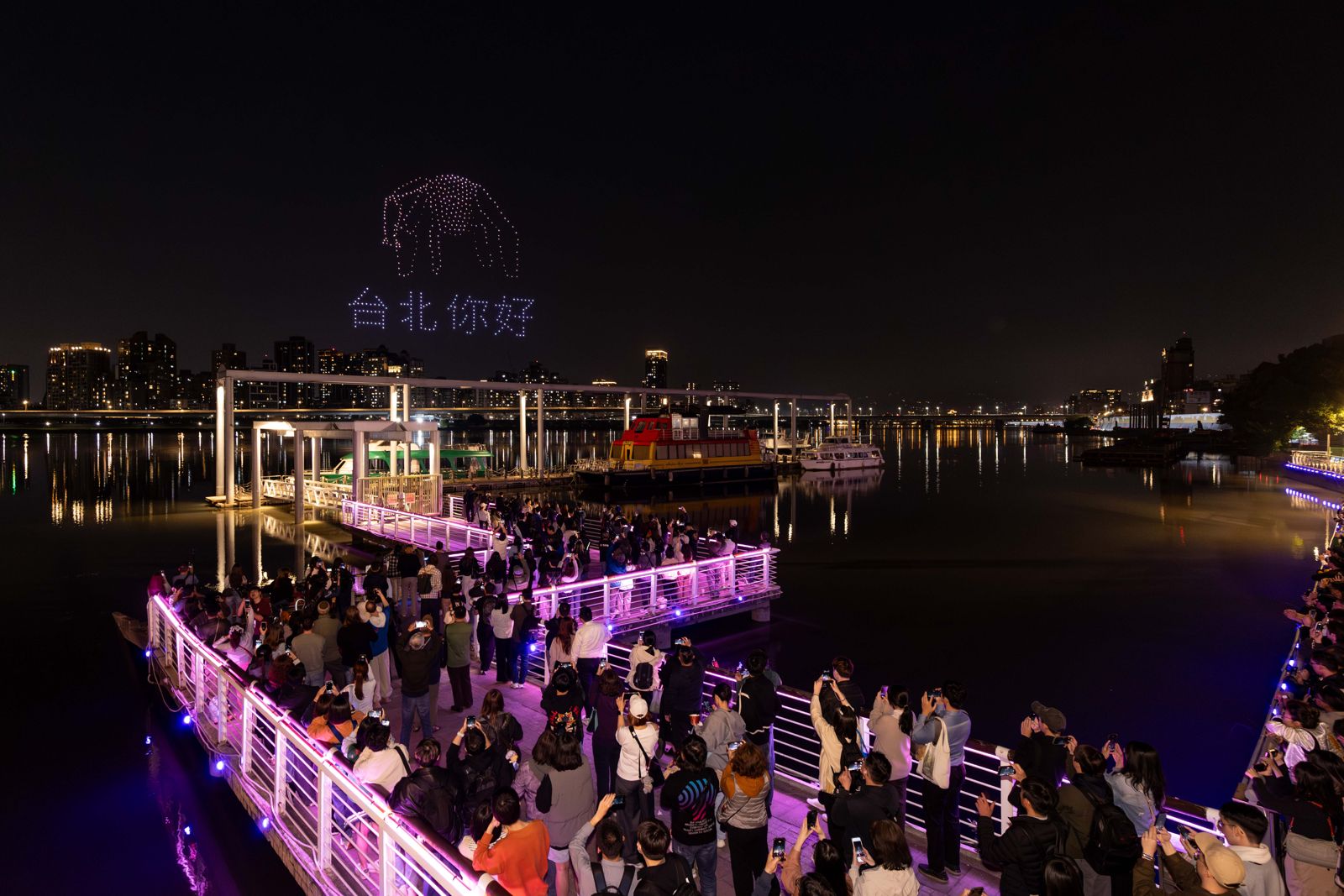 大稻埕驚見外星人！好萊塢團隊親自來台　500架無人機全球首秀驚見「洛基」現身