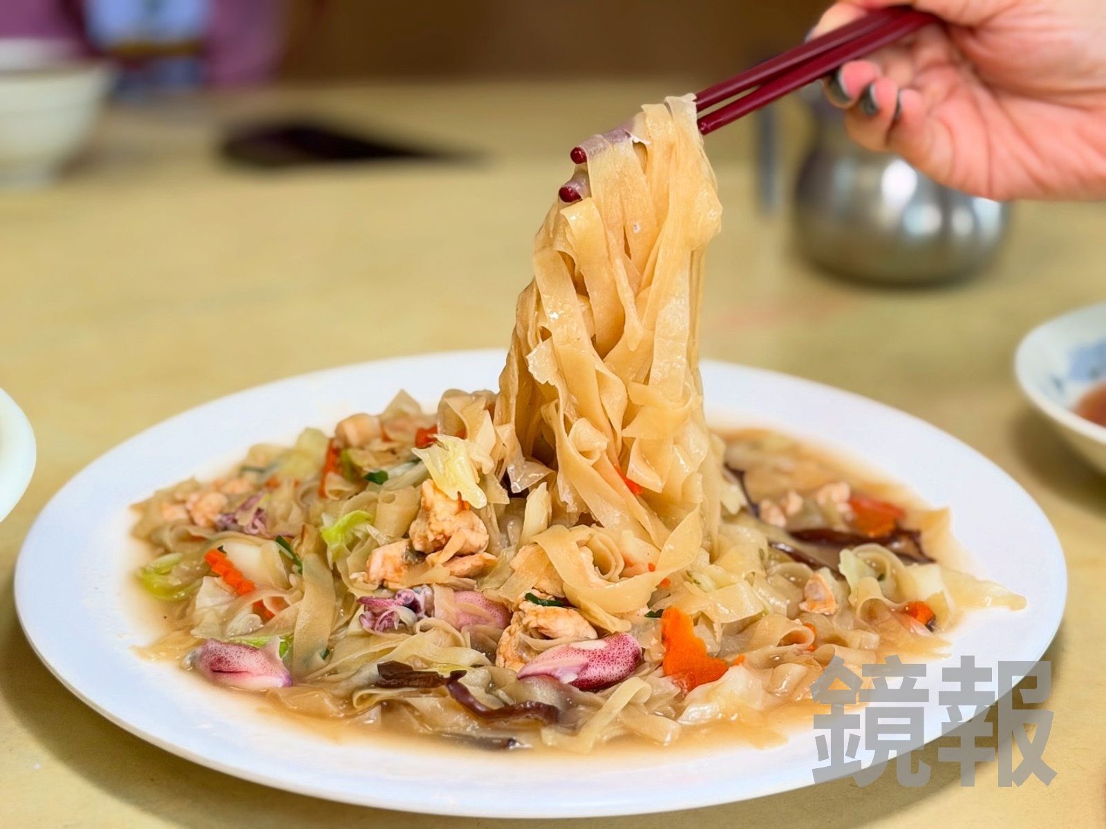 「炒魚麵」麵條彈脆有淡淡魚香，炒進不少小管增添海味。（200元／份）