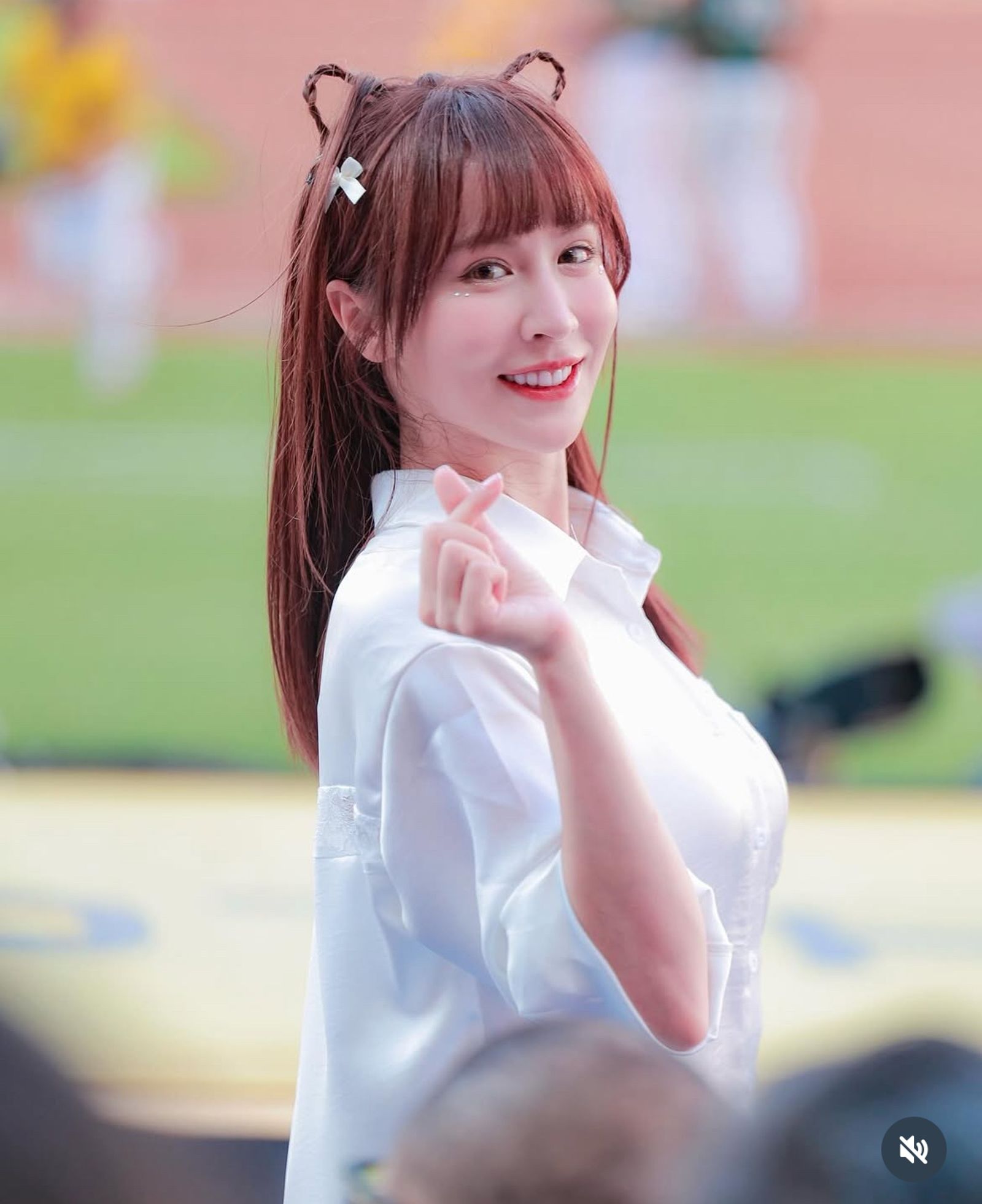 啾啾身穿白色襯衫，展現性感魅力。翻攝啾啾IG