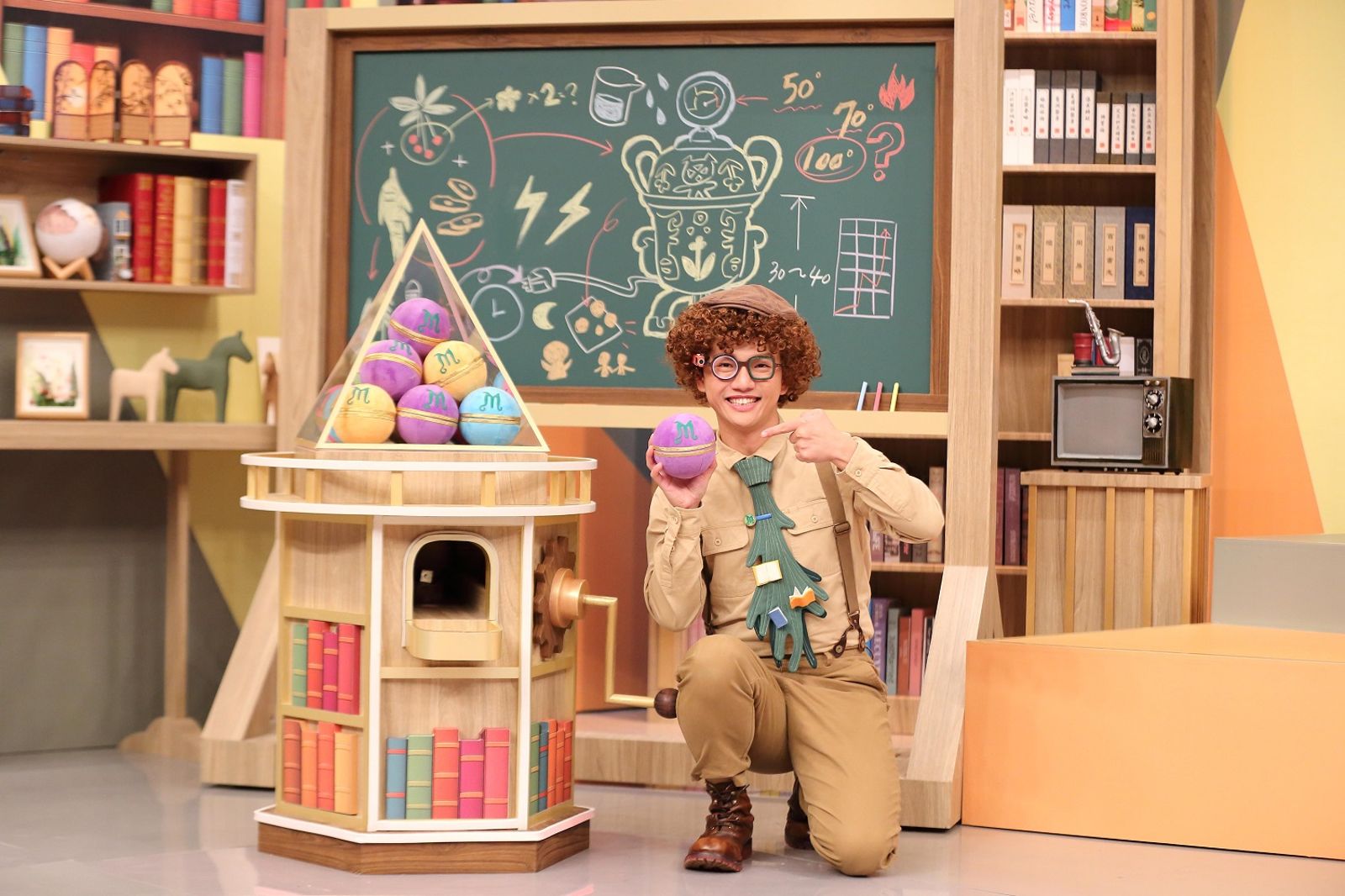 《Mikey實驗詩》靈魂人物Mikey由金鐘主持人、曾任幼幼台哥哥的王伯源擔綱演出。小公視提供