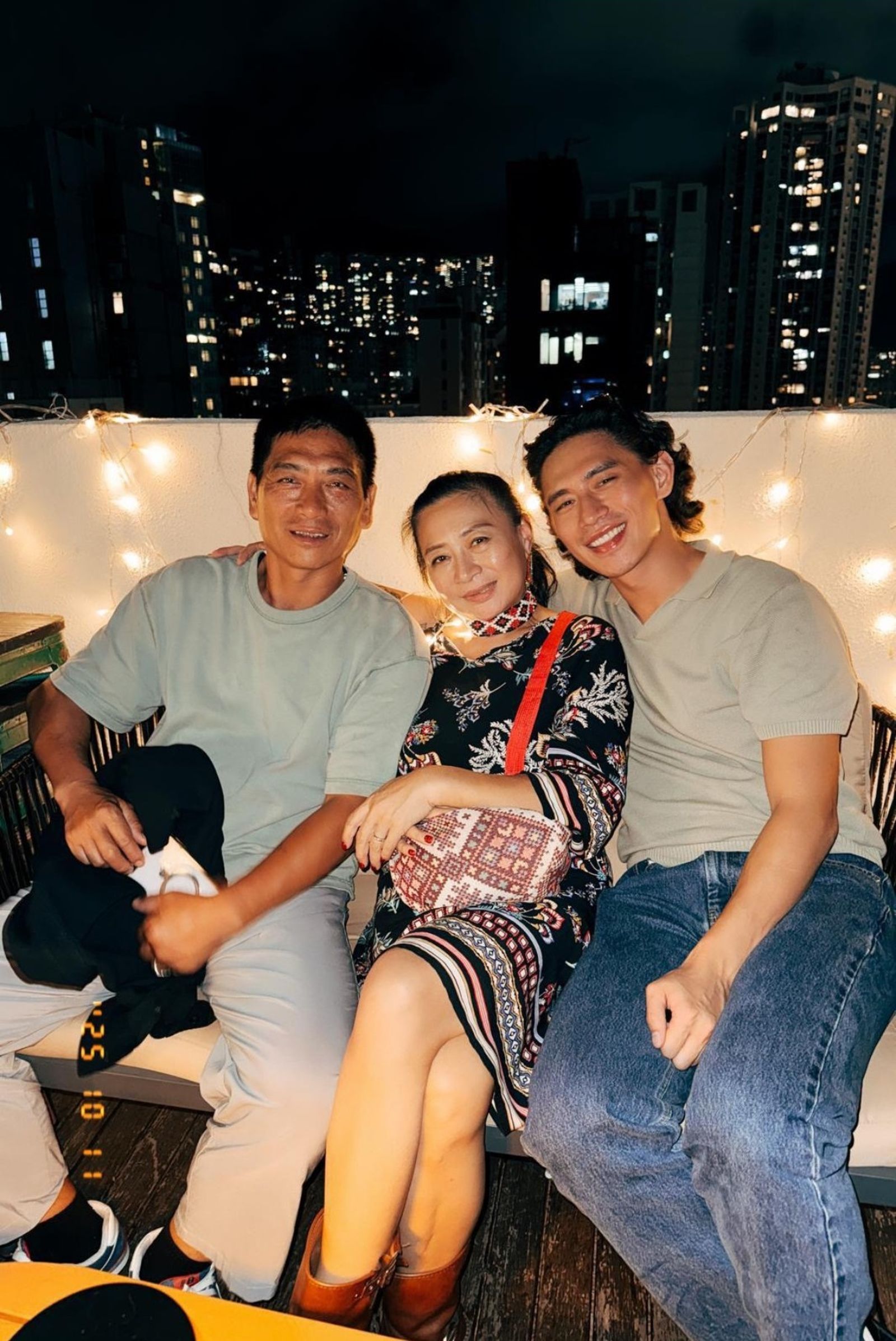 柏霖父母(左起)與柏霖暢遊香江。索尼音樂提供