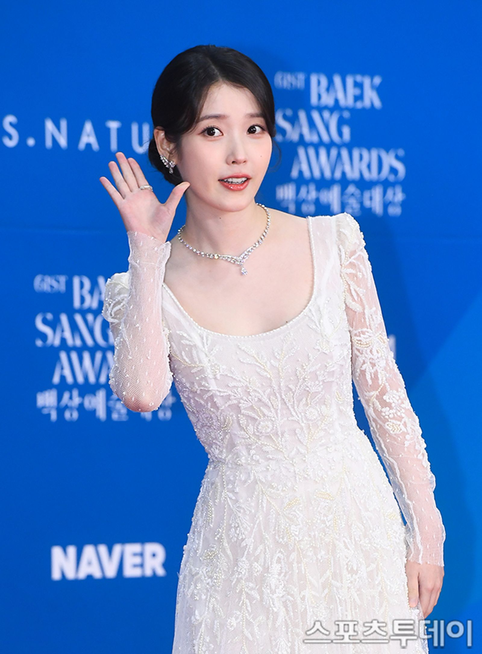 IU的白色禮服優雅大方。翻攝NAVER