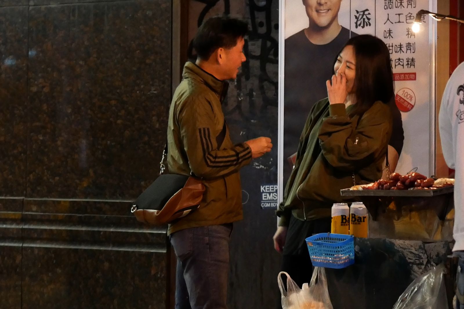 戴錫欽在路邊和年輕美眉買香腸，兩人狀似親暱。