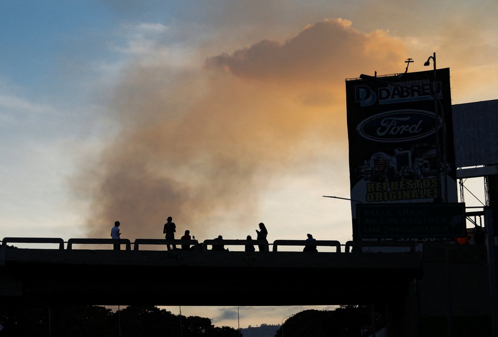 美軍長期追求的「單向透明」。透過電子戰手段壓制對方感知系統，結合衛星、通訊攔截與地面滲透，將戰場變成只有一方看得見的空間。東方IC