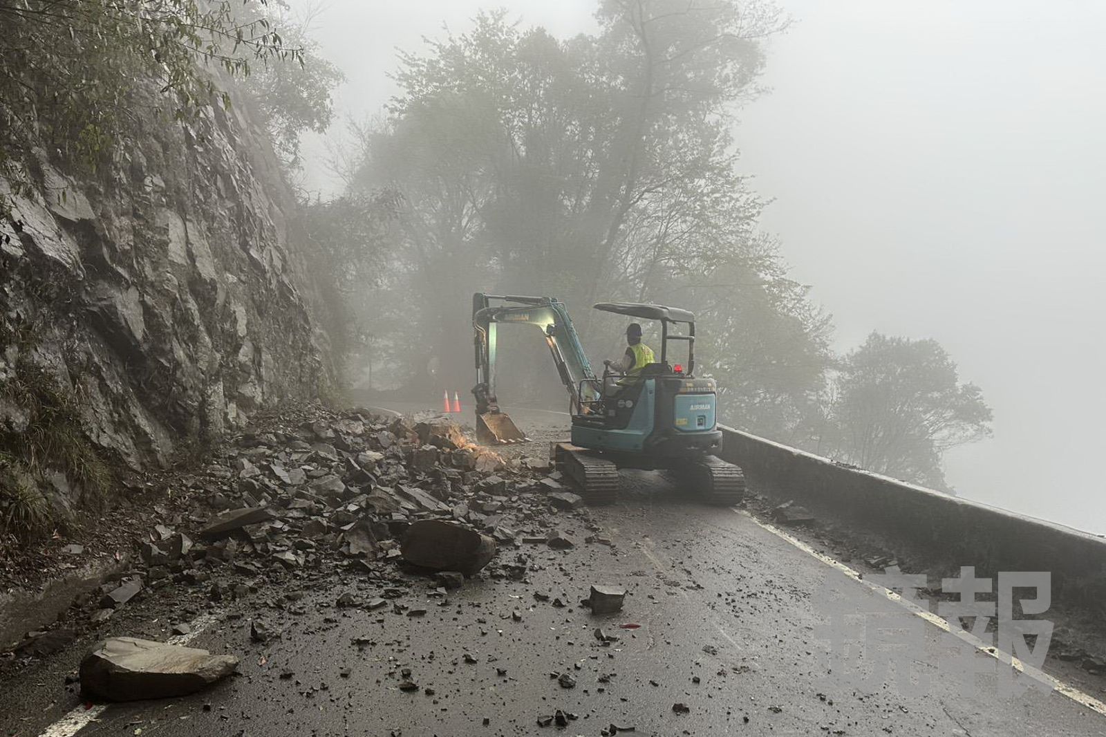 林業署派出重型機具進場搶修。民眾提供