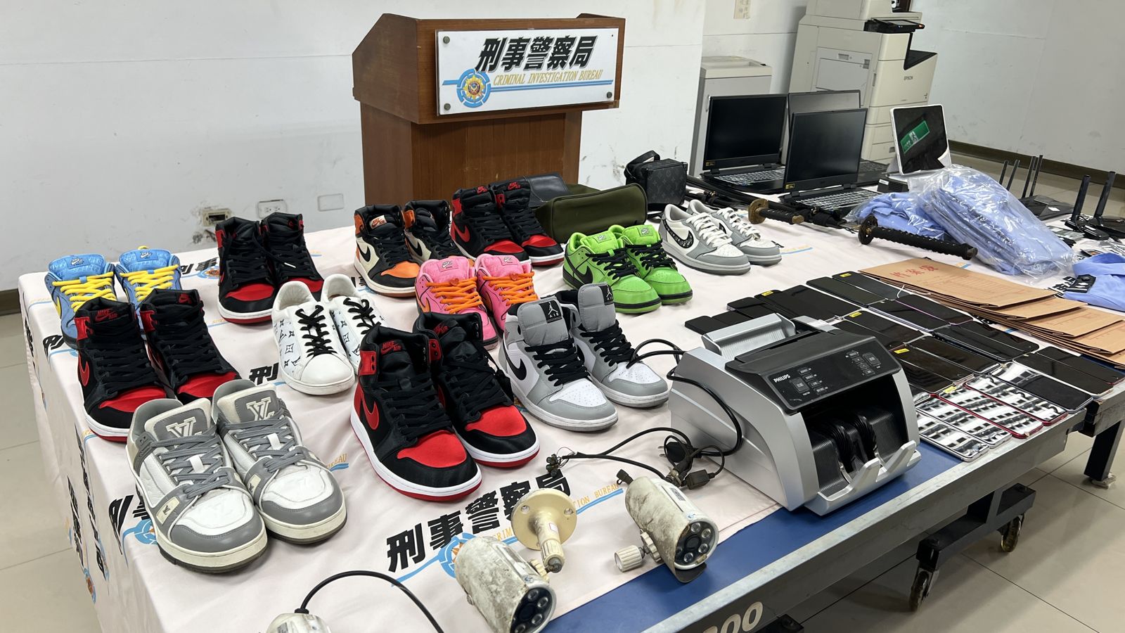 有片／詐團扮中國公安騙倒歐美華人　南打攻堅查扣Air Jordan大軍超吸睛