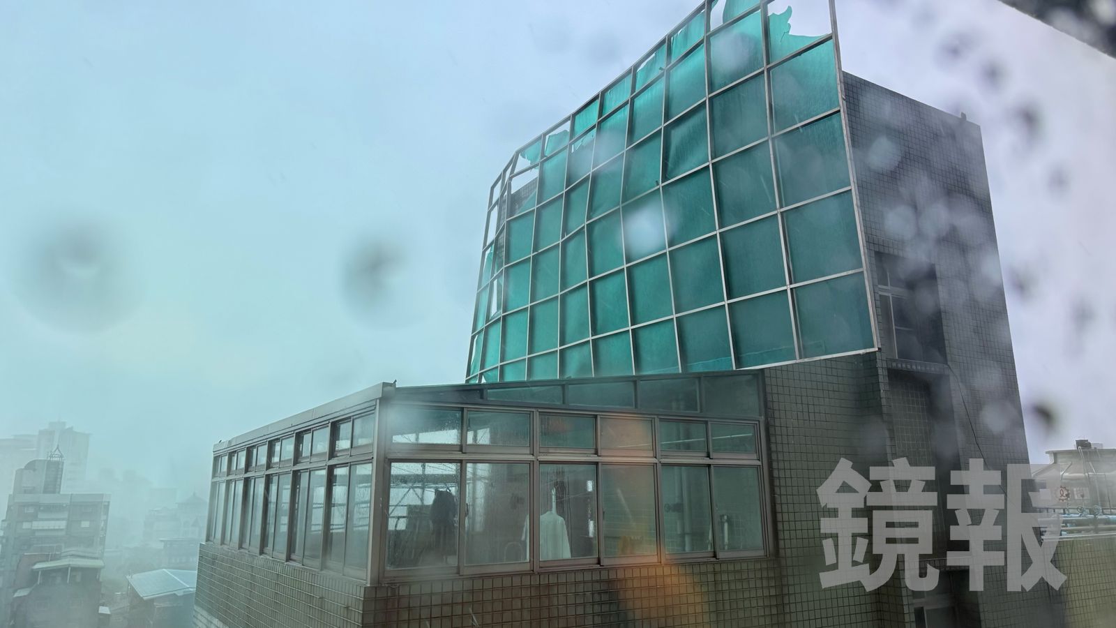 獨家/恆毅中學屋頂遭白海豚掀起 雨遮碎片飛入相鄰社區住戶驚恐