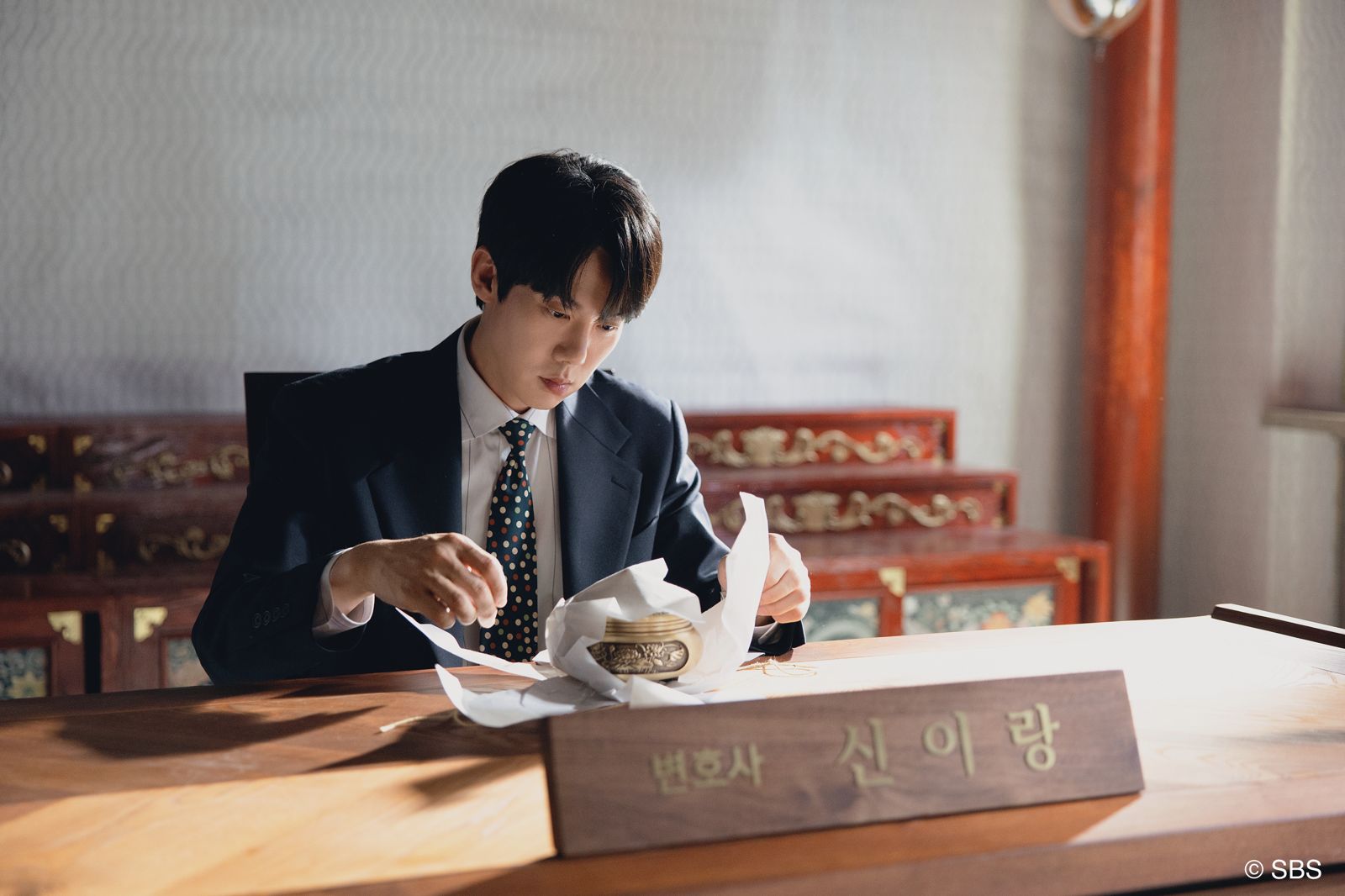 柳演錫劇中透過「附身」幫亡者化解怨念。Hami Video提供