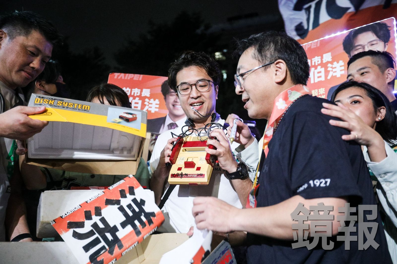 圖輯/沈伯洋師大夜市雨中掃街聚人氣 支持者氣音「凍蒜」不擾鄰