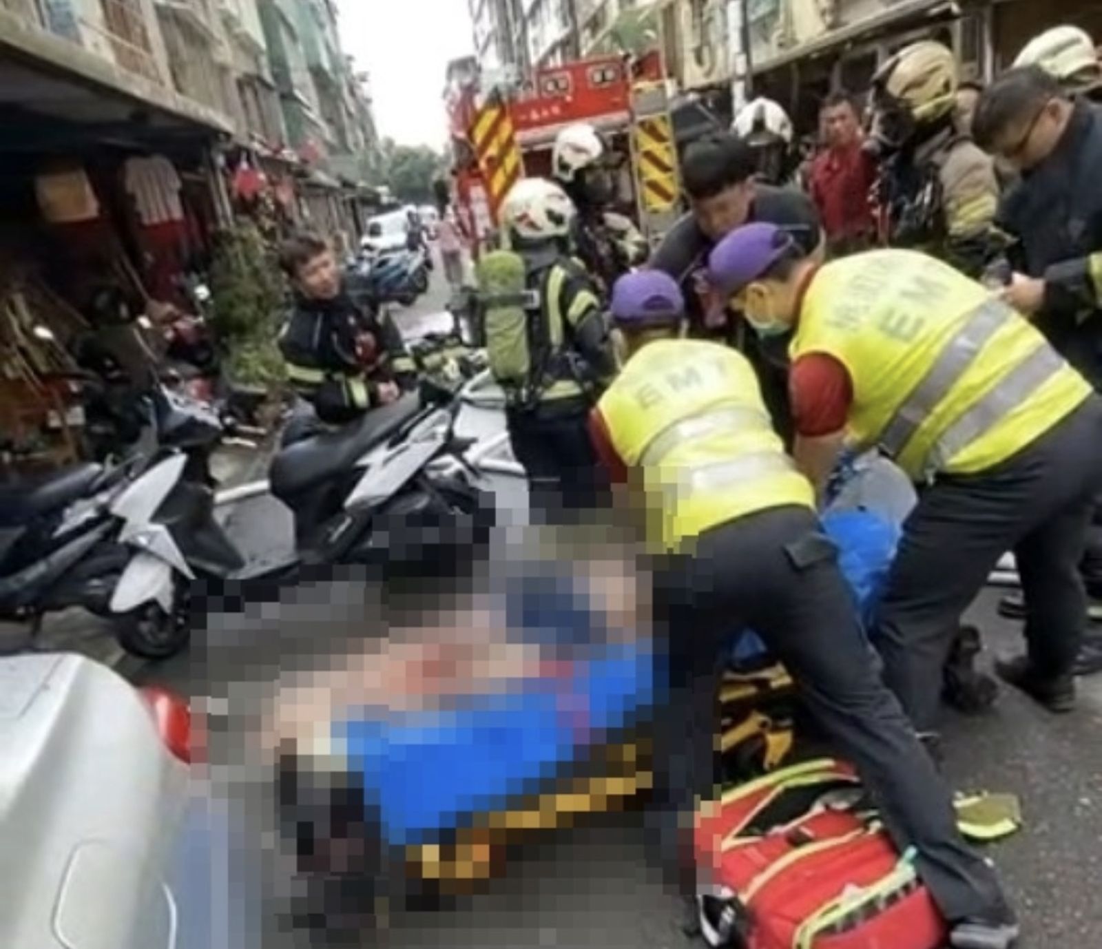 屋內女子被救出時已無生命跡象，送醫搶救不治。翻攝畫面