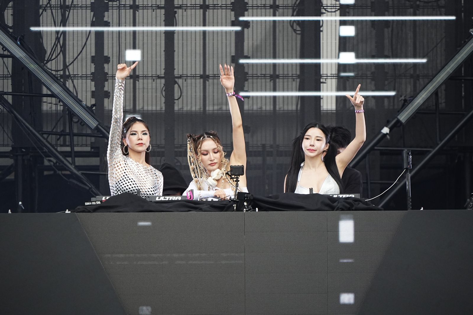 蕾菈（左起）、DJ Peipei、藍星蕾首次合體表演。大風吹創造提供