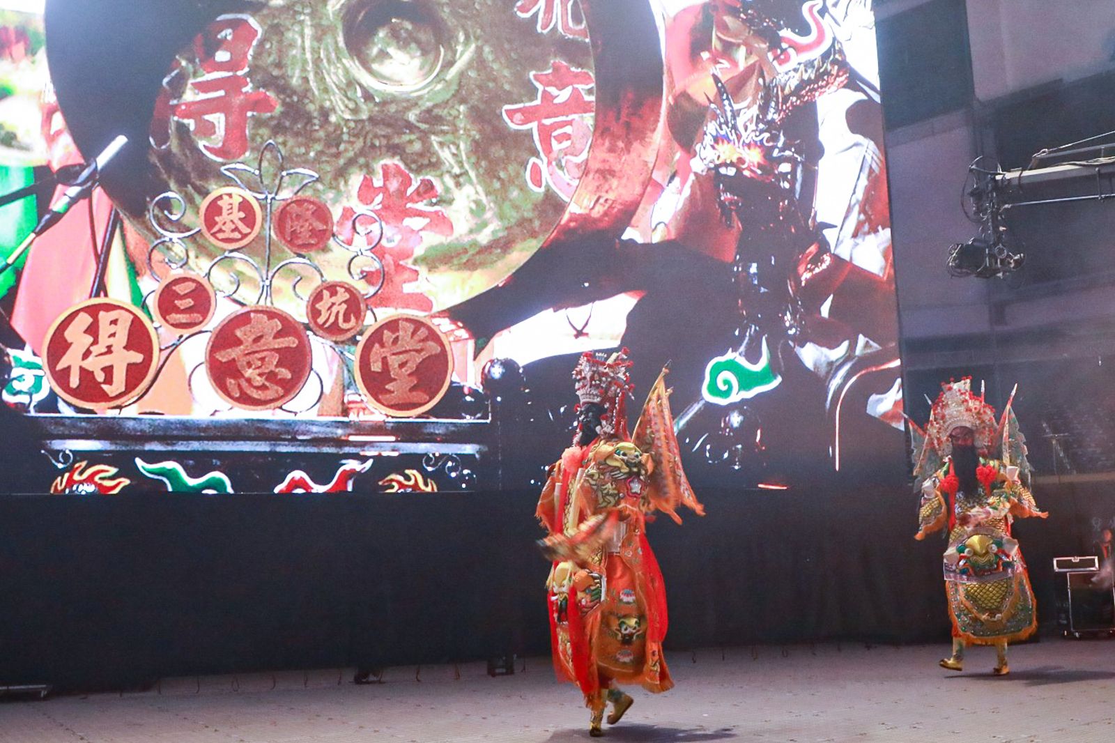 演唱會邀來12尊神將齊舞，彷彿把整座廟埕搬進大巨蛋。中華音樂人交流協會提供