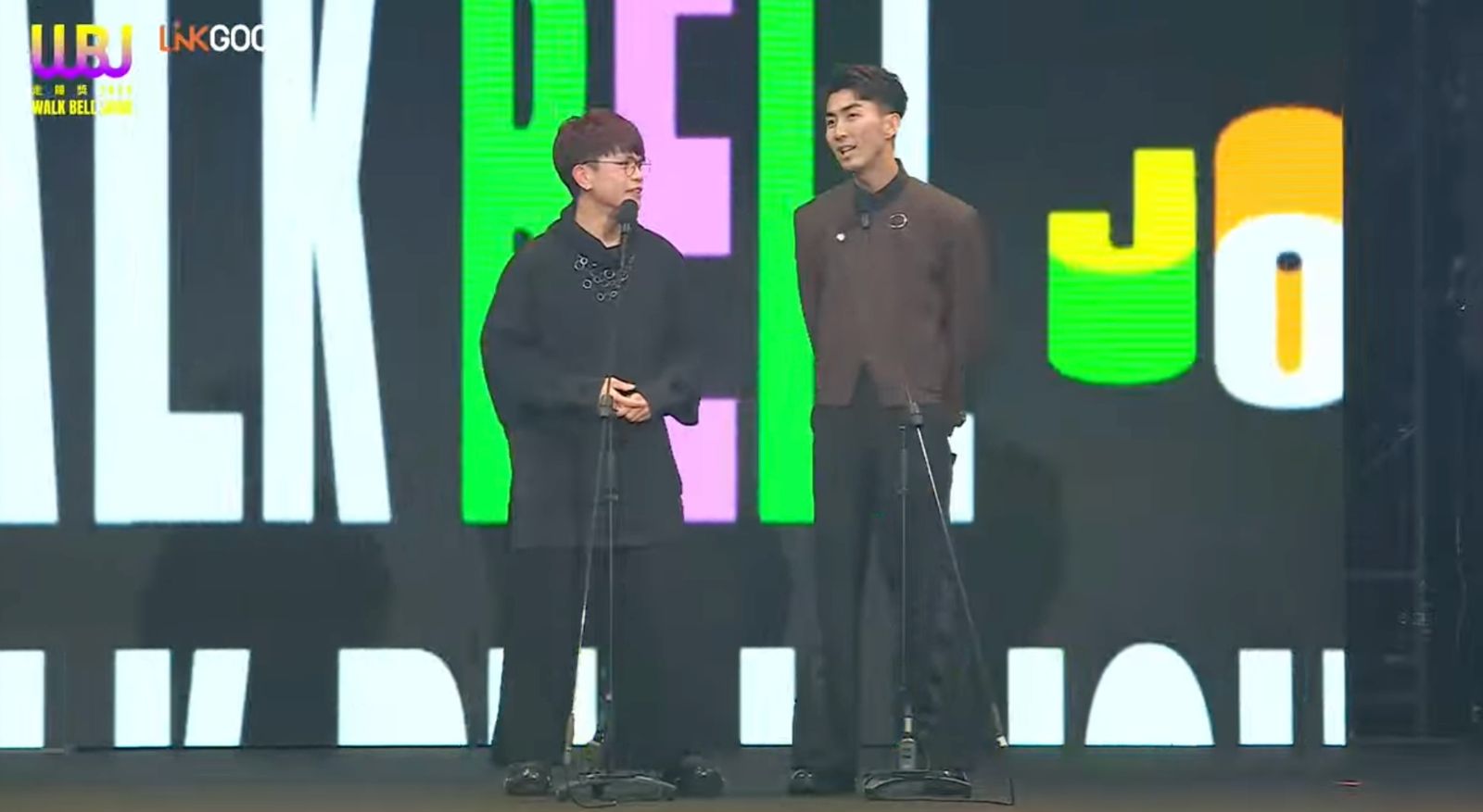 蔡阿嘎(左)、「嘟嘟人」Ian(右)頒發獎項「無情工商獎」。YT@走鐘獎