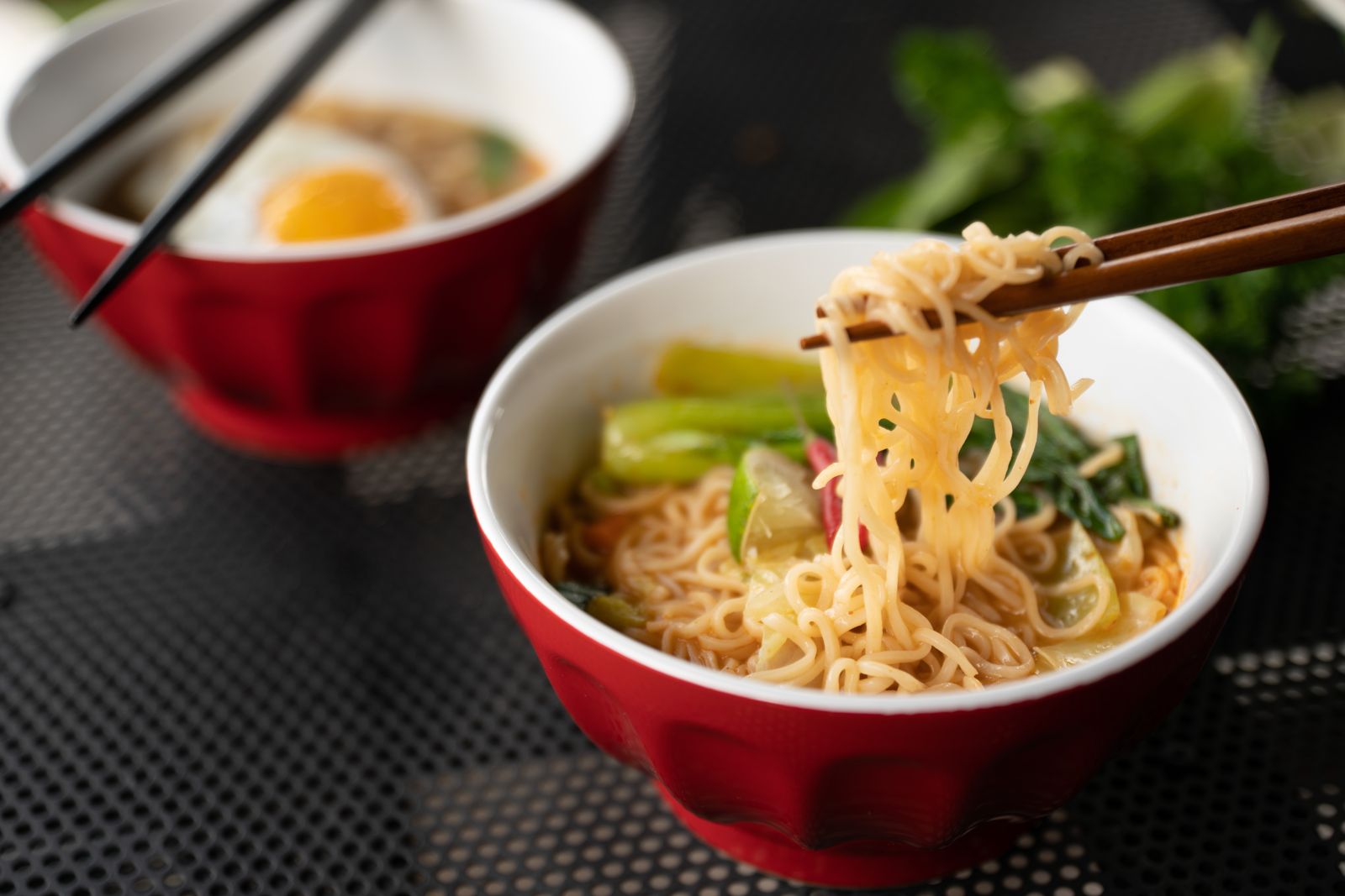 泡麵可以加入雞蛋、豆腐、青菜、瘦肉，讓營養攝取更均衡。示意圖／Freepik