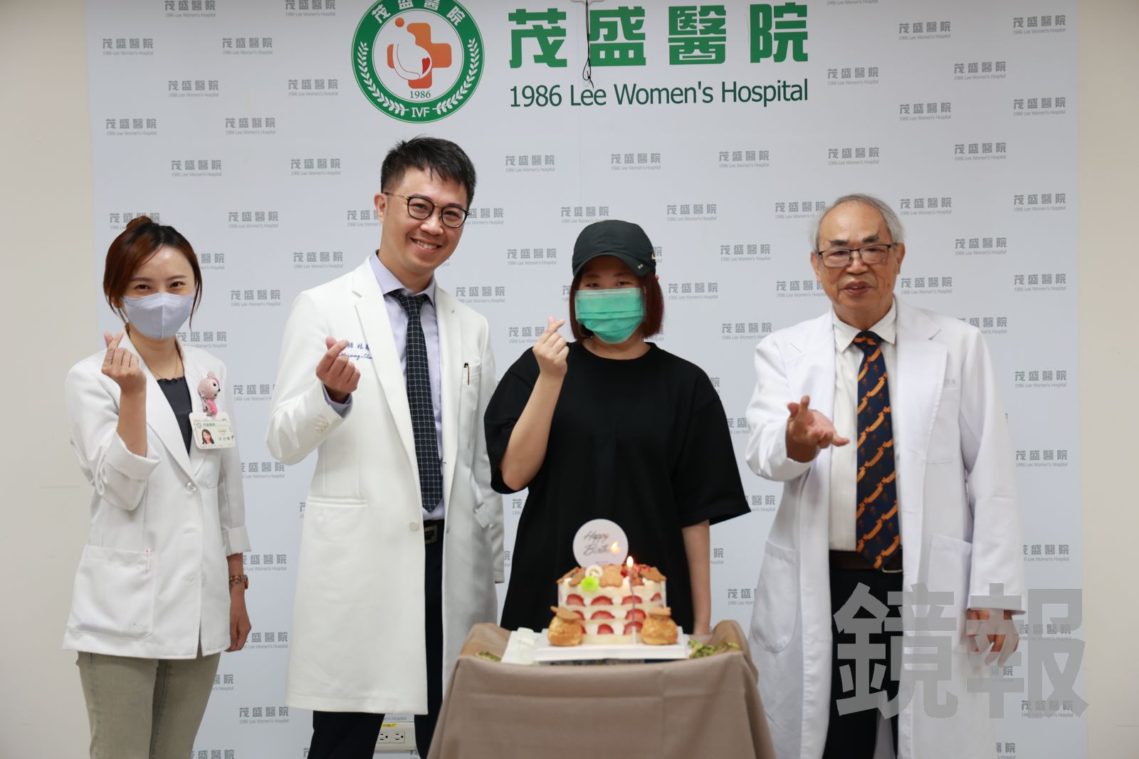 院方準備生日蛋糕,慶賀張小姐(黑衣者)的重生。茂盛醫院提供