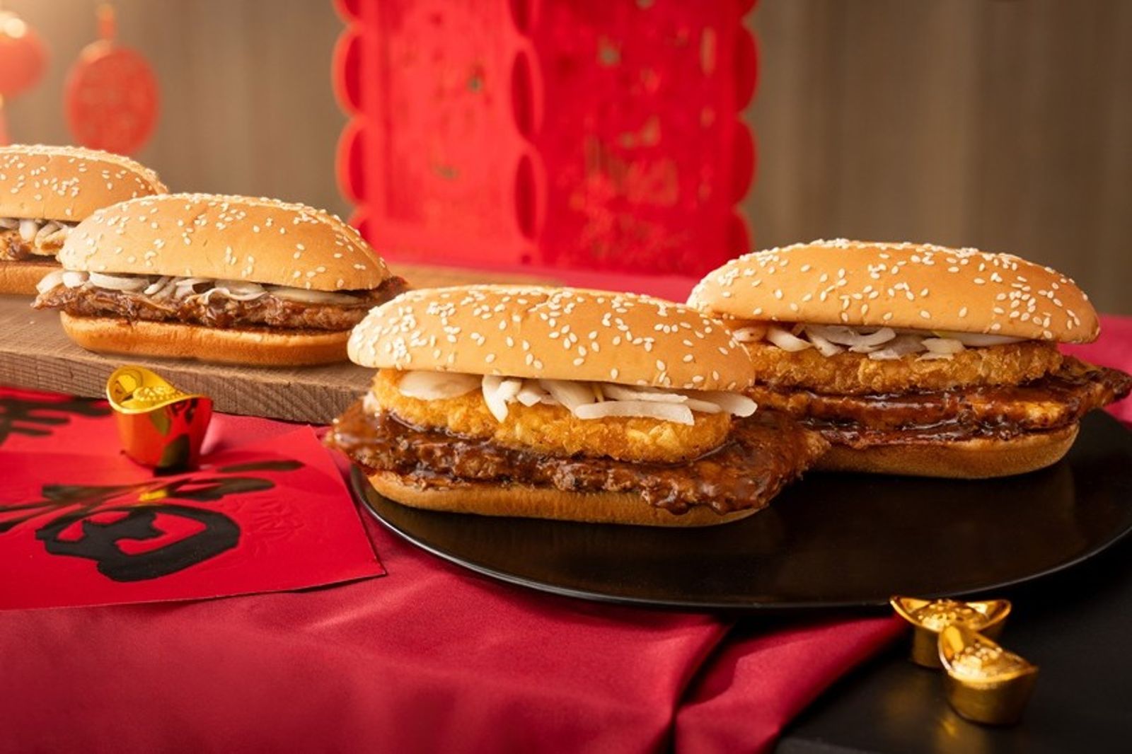 「金迎招財系列」包含「金迎招財薯來堡（牛或鷄）」及「金迎招財福堡（牛或鷄）」，1月28日起到3月3日限時登場。（麥當勞供圖）
