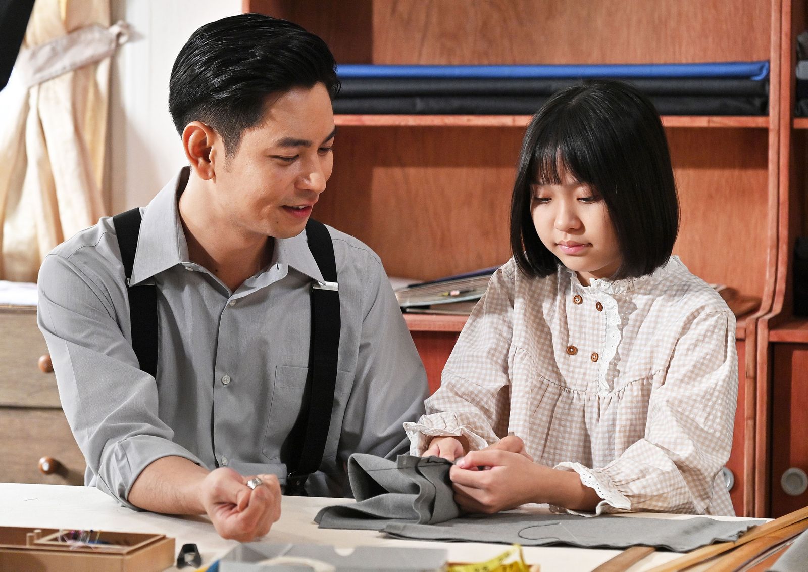 楊子儀（左）劇中是女兒朱雅琪（右）當西裝裁縫的啟蒙。台視提供