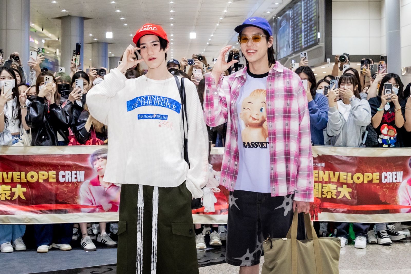 BKPP機場撒糖 《冥婚鬧泰大》雙帥抵台臉頰愛心放閃