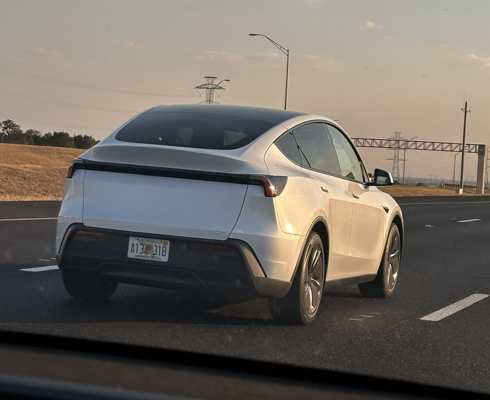 精簡版的Model Y,車尾燈條與「TESLA」字樣通通消失不見。圖/翻攝X社交平台