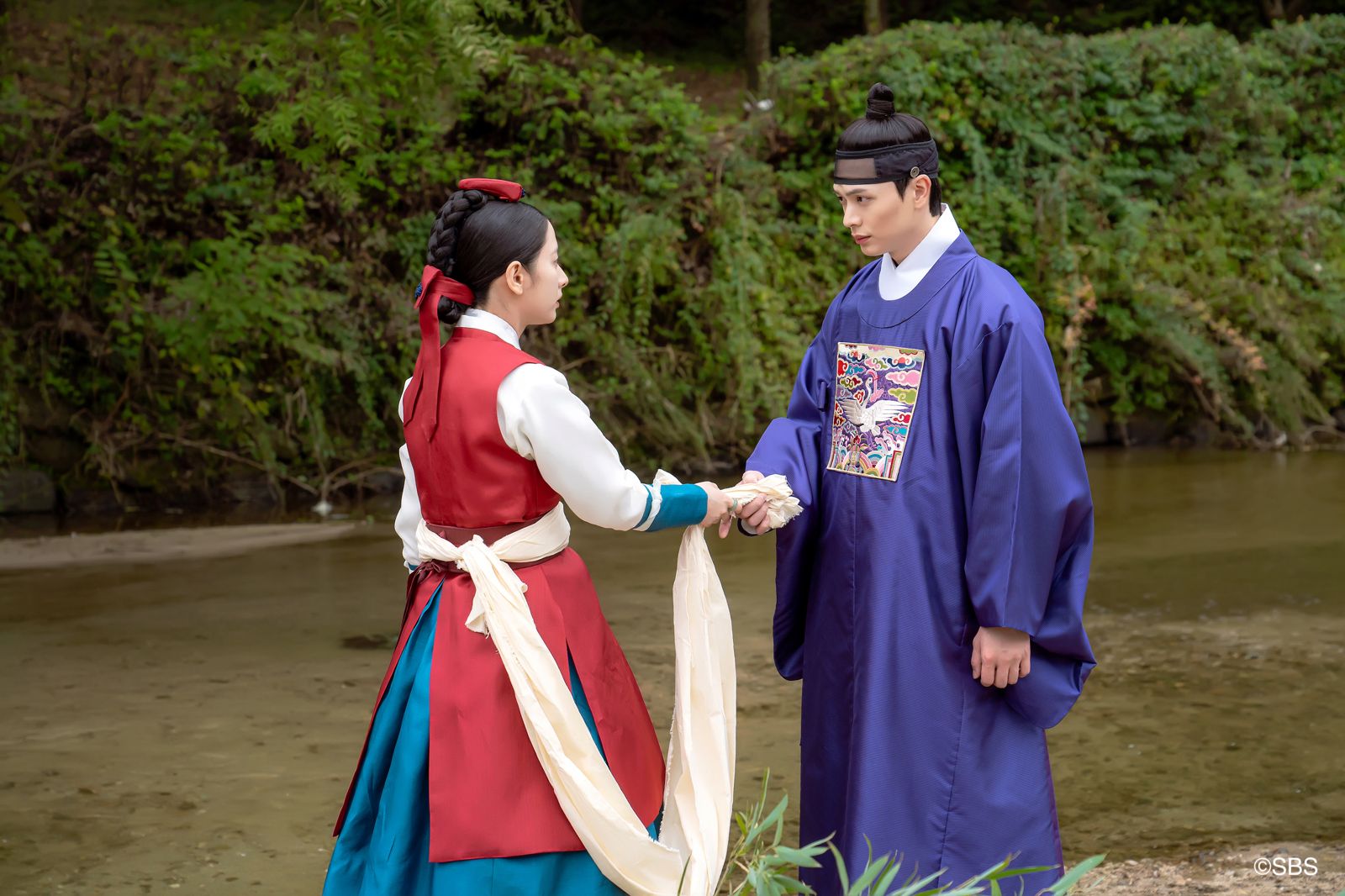 金知妍（左）與陸星材劇中共同面對水鬼的攻擊和放煞。Hami Video提供