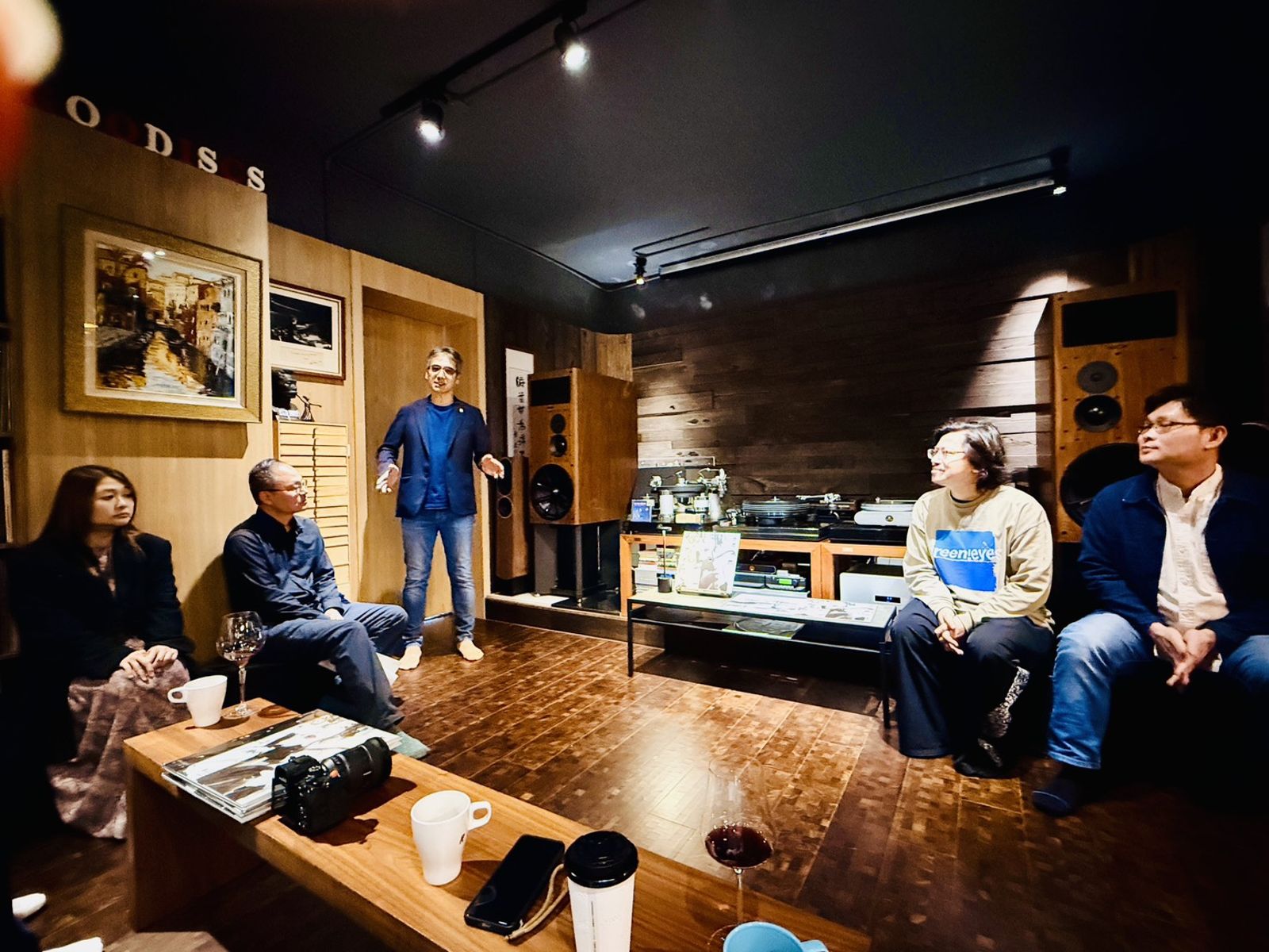 台語版《冬之旅》的核心團隊歌手林理惠(左)、鴻鴻(左一)、謝明諺(右1)、鄭順聰(右)於228當天舉辦黑膠唱片發表會,中為古碟林耀民。團隊提供